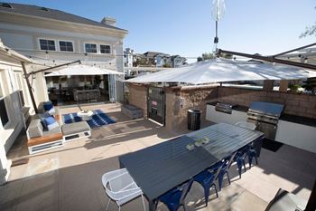 Resident outdoor dining lounge